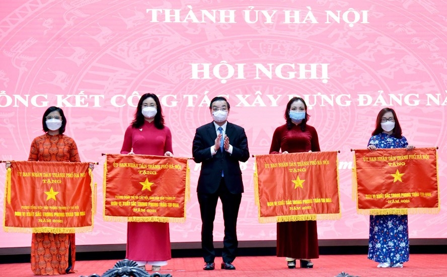 Chủ tịch UBND thành phố Hà Nội Chu Ngọc Anh trao Bằng khen của UBND thành phố cho các cá nhân và tập thể có thành tích xuất sắc