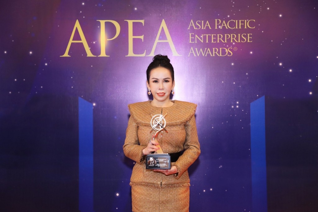 Bà Lê Nữ Thùy Dương nhận giải thưởng “Doanh nhân xuất sắc Châu Á 2021” tại Lễ trao giải Asia Pacific Enterprise 2021