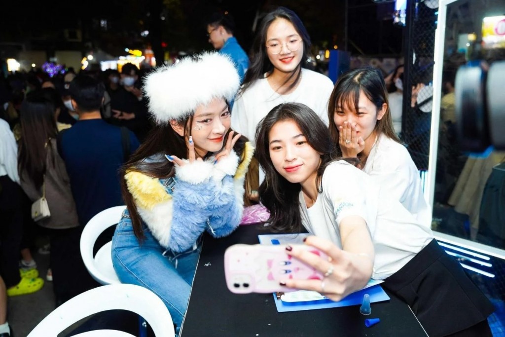 Các bạn trẻ cùng TikToker Lê Bống tại khu trải nghiệm làm nail của The Chill Fest.