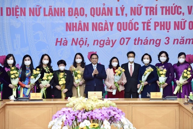 Thủ tướng Chính phủ Phạm Minh Chính tặng hoa các đại diện phụ nữ nhân ngày Quốc tế Phụ nữ 8/3