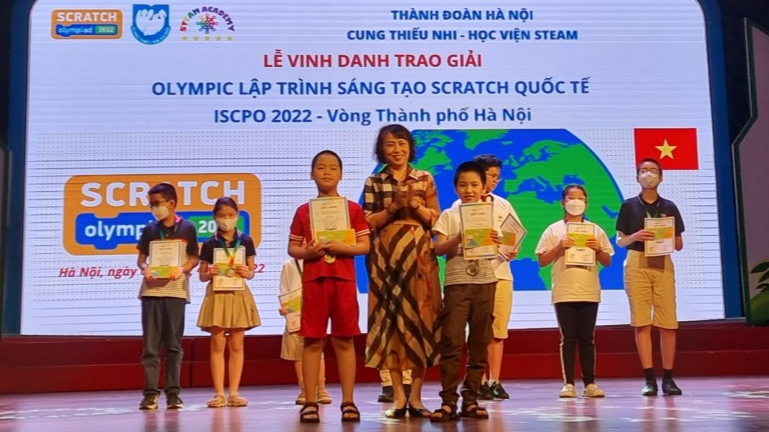 Võ Thị Thanh Diệp, Phó Giám đốc Cung Thiếu nhi Hà Nội trao giảng Vàng cho các thí sinh
