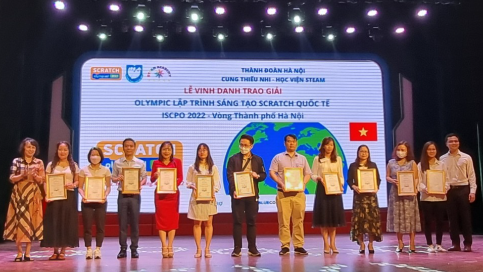 Võ Thị Thanh Diệp trao kỉ niệm chương cho các đơn vị tham gia