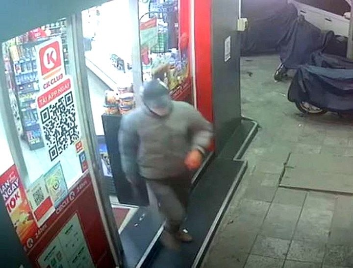 Hình ảnh trích xuất camera, vụ cướp tại cửa hàng Circle K (số 15 LK10 Khu đô thị Văn Phú, phường Phú La, Hà Đông).