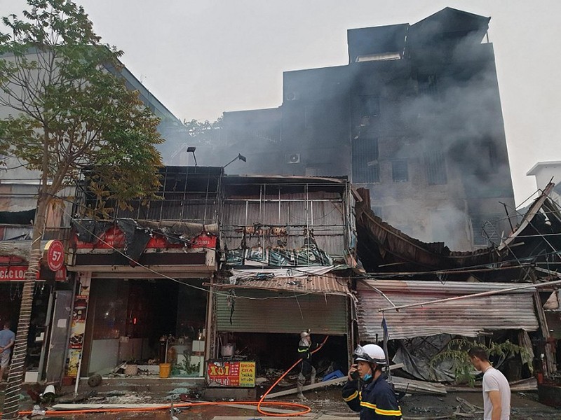 Hiện trường tan hoang sau vụ cháy cửa hàng lóp xe ở phố Nguyễn Hoàng (quận Nam Từ Liêm, Hà Nội)