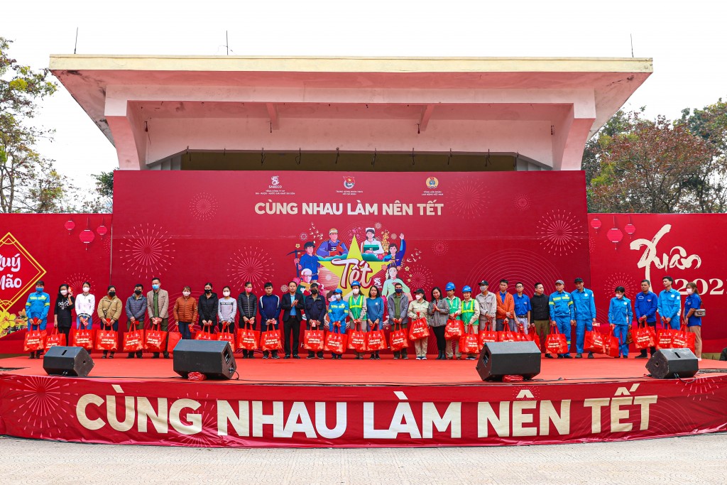 “Cùng nhau làm nên Tết” trao tặng 500 phần quà ý nghĩa đến công nhân lao động khó khăn