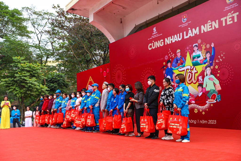 “Cùng nhau làm nên Tết” trao tặng 500 phần quà ý nghĩa đến công nhân lao động khó khăn