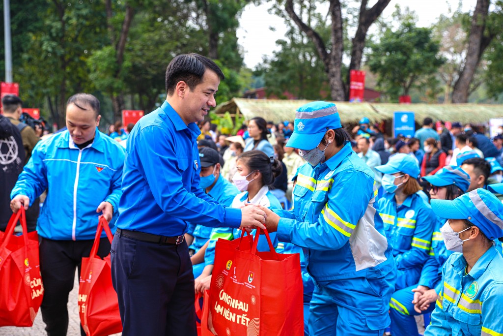“Cùng nhau làm nên Tết” trao tặng 500 phần quà ý nghĩa đến công nhân lao động khó khăn “Cùng nhau làm nên Tết” trao tặng 500 phần quà ý nghĩa đến công nhân lao động khó khăn