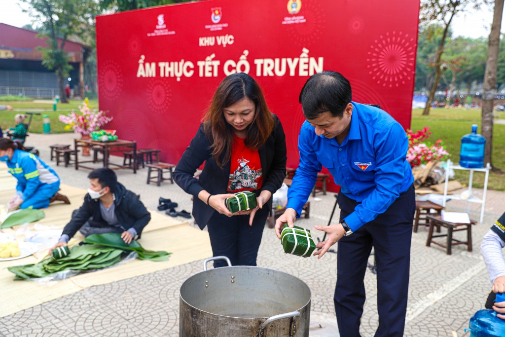 “Cùng nhau làm nên Tết” trao tặng 500 phần quà ý nghĩa đến công nhân lao động khó khăn “Cùng nhau làm nên Tết” trao tặng 500 phần quà ý nghĩa đến công nhân lao động khó khăn
