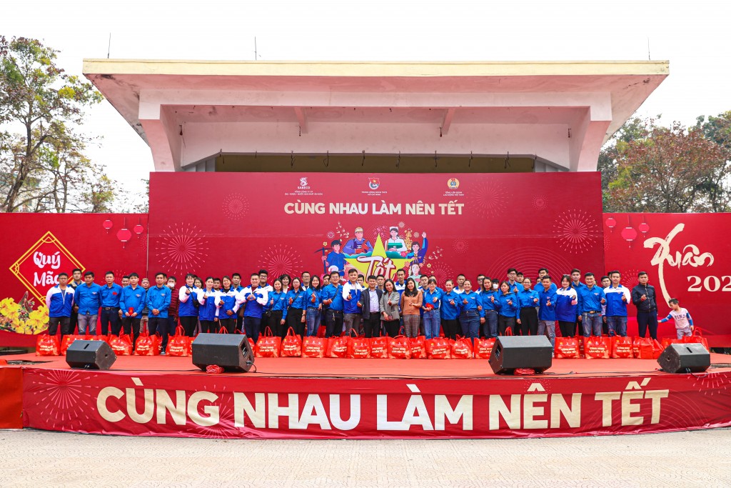“Cùng nhau làm nên Tết” trao tặng 500 phần quà ý nghĩa đến công nhân lao động khó khăn