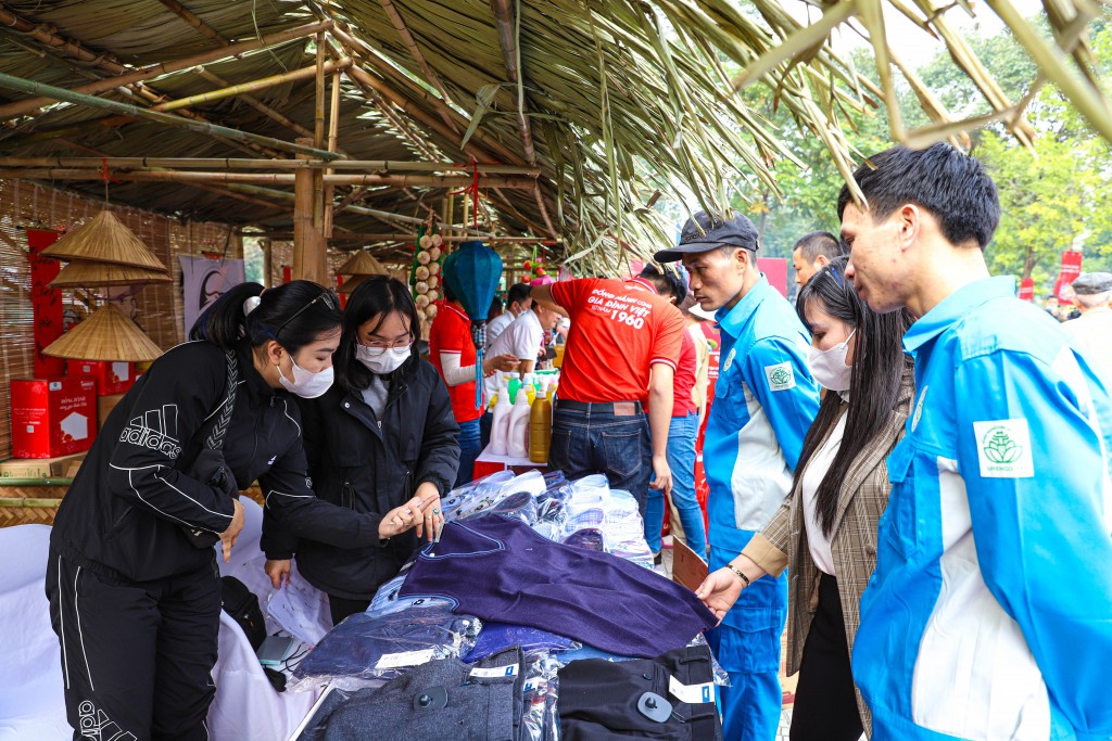 “Cùng nhau làm nên Tết” trao tặng 500 phần quà ý nghĩa đến công nhân lao động khó khăn