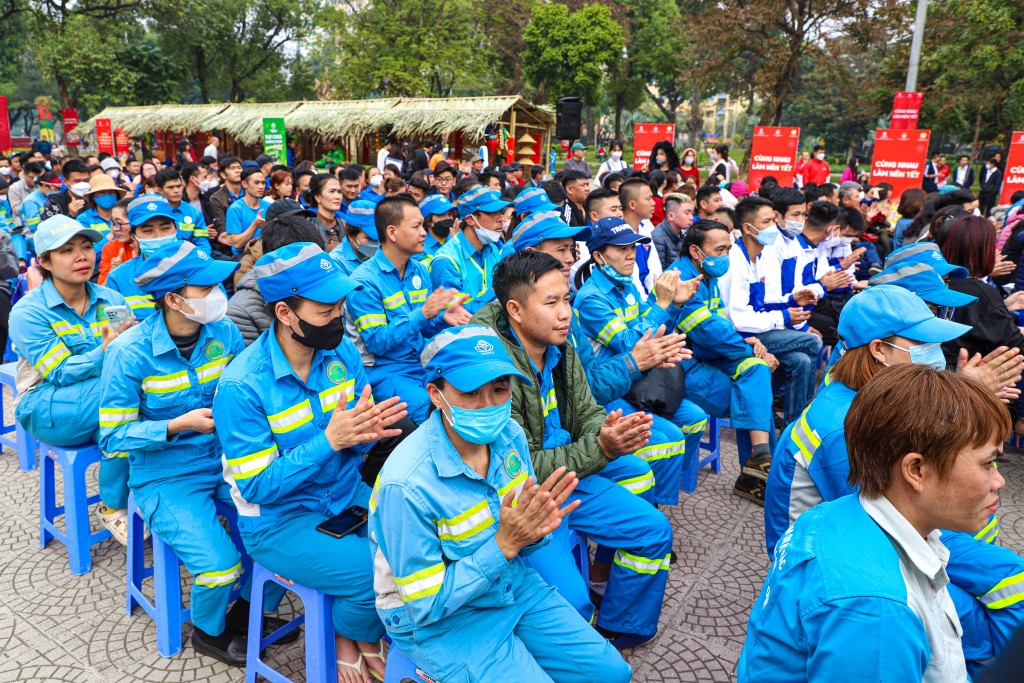“Cùng nhau làm nên Tết” trao tặng 500 phần quà ý nghĩa đến công nhân lao động khó khăn “Cùng nhau làm nên Tết” trao tặng 500 phần quà ý nghĩa đến công nhân lao động khó khăn