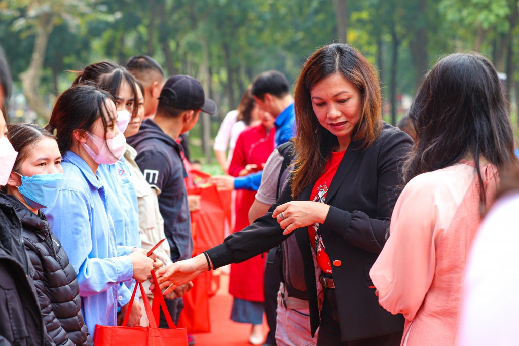 “Cùng nhau làm nên Tết” trao tặng 500 phần quà ý nghĩa đến công nhân lao động khó khăn “Cùng nhau làm nên Tết” trao tặng 500 phần quà ý nghĩa đến công nhân lao động khó khăn
