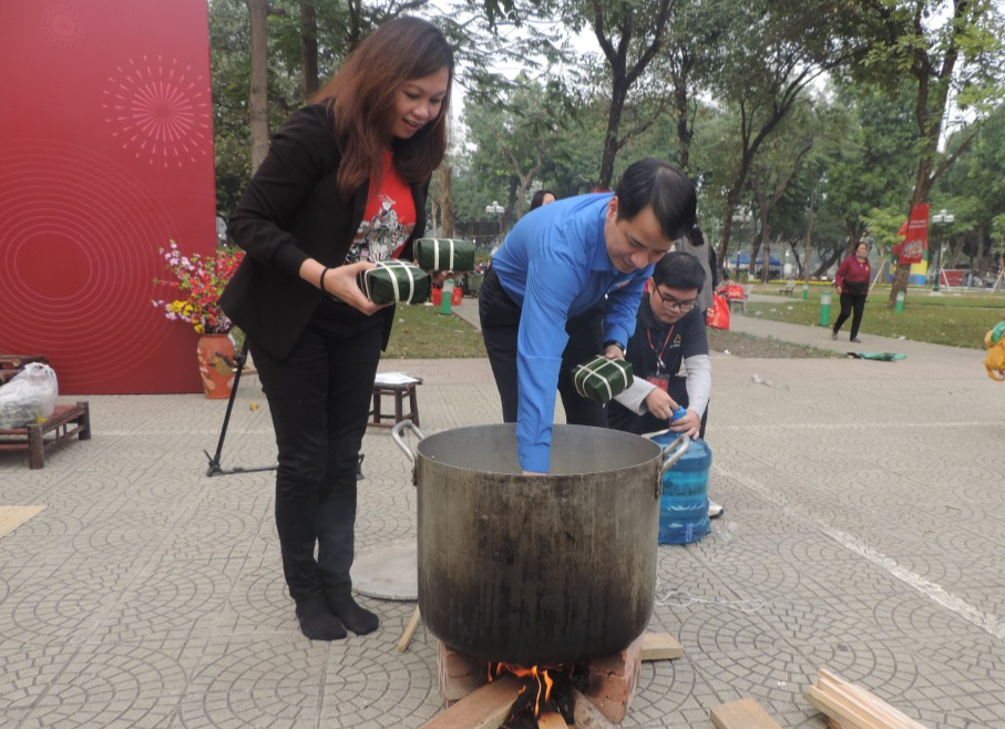 Các vị đại biểu tham gia chương trình gói bánh chưng
