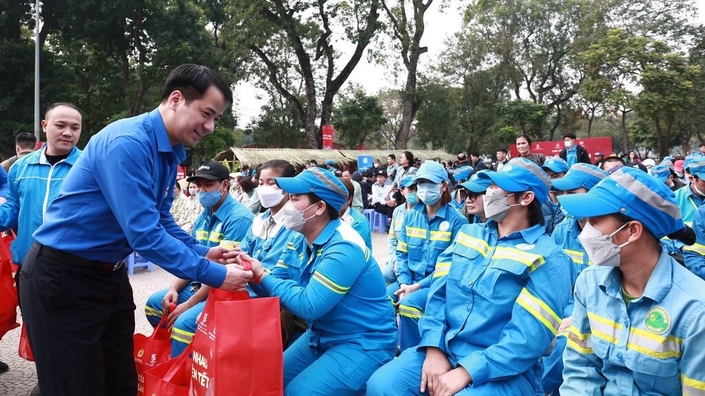 Bí thư Trung ương Đoàn Ngô Văn Cương trao quà tới thanh niên công nhân
