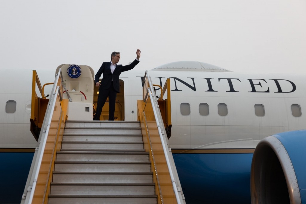 Ngoại trưởng Mỹ Antony Blinken vẫy tay trước khi lên máy bay ở sân bay Nội Bài, Hà Nội, ngày 16/4 (Ảnh: Twitter Ngoại trưởng Mỹ Antony Blinken)