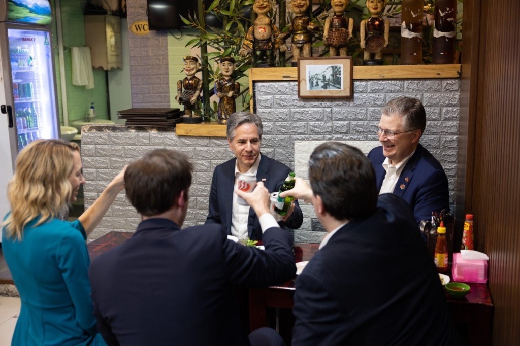 Ngoại trưởng Mỹ thưởng thức những món ăn truyền thống của Việt Nam (Ngoại trưởng Mỹ)