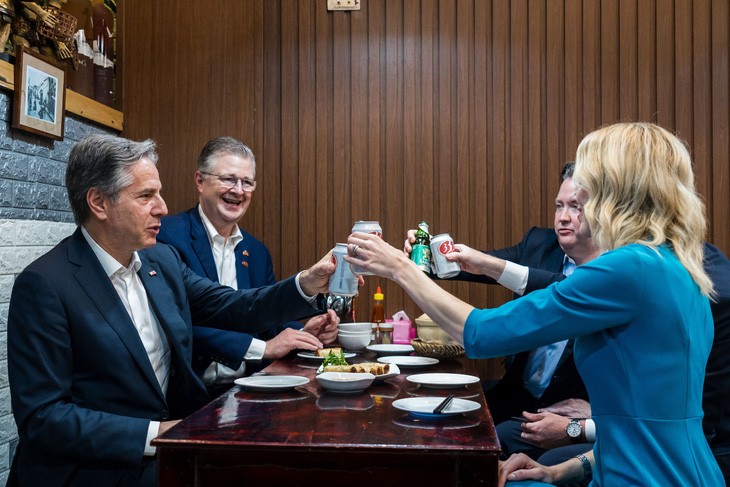Ngoại trưởng Mỹ Blinken (bìa trái) cụng bia cùng các quan chức Mỹ trong bữa tối 15/4 (Ảnh: Đại sứ quán Mỹ)