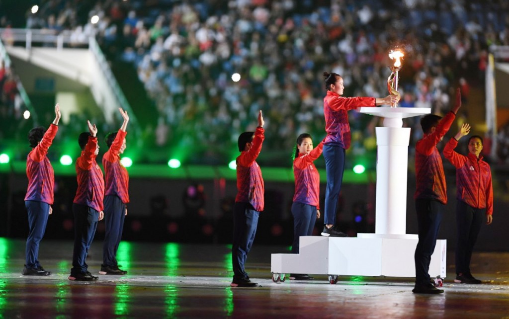 Vận động viên Quách Thị Lan thắp ngọn lửa SEA Games (Ảnh: Viết Thành)