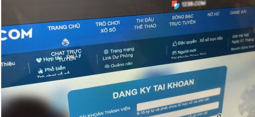 Giao diện hiển thị quảng cáo đánh bài trên một trang web có tên miền .gov.vn