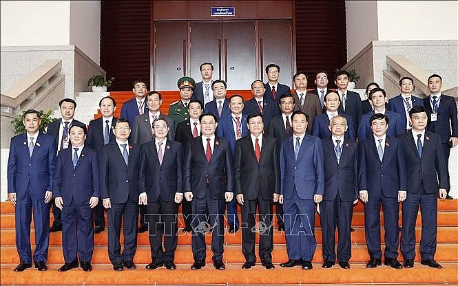 Chủ tịch Quốc hội Vương Đình Huệ và Tổng Bí thư, Chủ tịch nước Lào chụp ảnh chung với các đại biểu. Ảnh: Doãn Tấn/TTXVN.