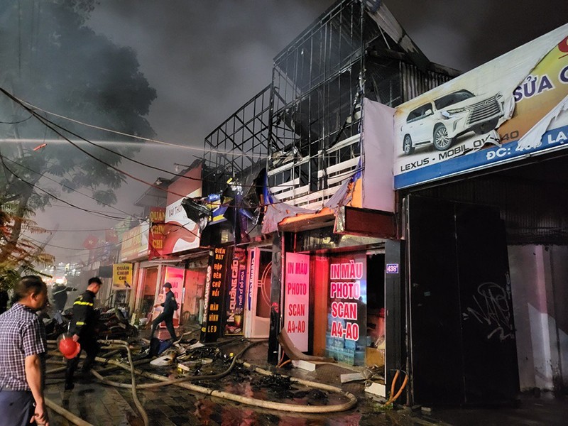 Cảnh sát thông tin vụ cháy cửa hàng, nhà xưởng trên đường Lạc Long Quân