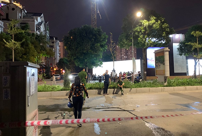 21h30’ lực lượng chức năng vẫn phong toả hiện trường, đảm bảo an ninh trật tự phục vụ công tác chữa cháy 21h30’ lực lượng chức năng vẫn phong toả hiện trường, đảm bảo an ninh trật tự phục vụ công tác chữa cháy