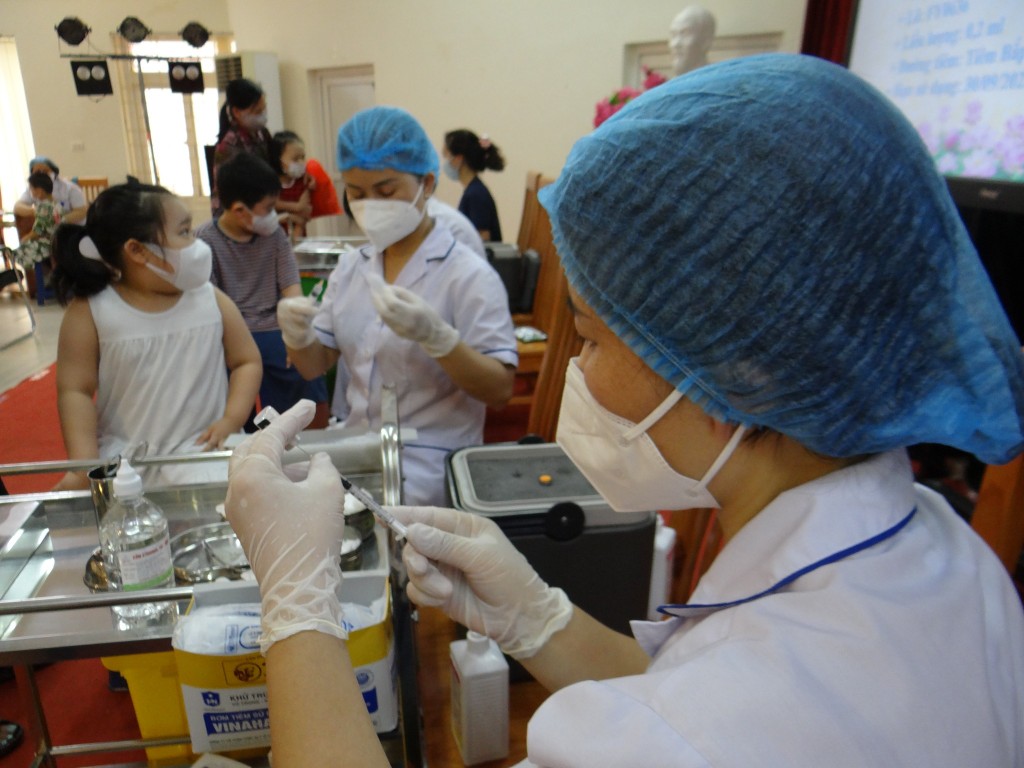 Đôn đốc các quận, huyện, thị xã khẩn trương triển khai tiêm vắc xin mũi 4, tiêm cho trẻ từ 5 - dưới 12 tuổi