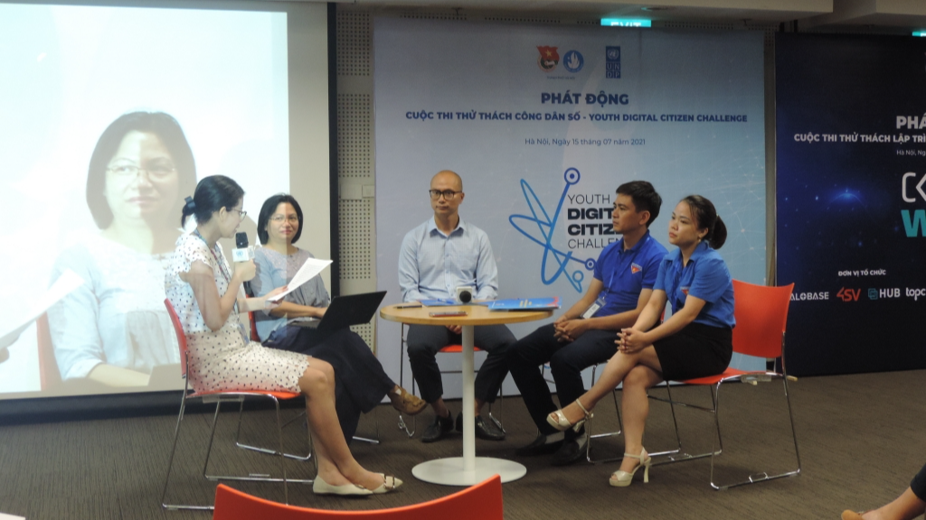 Các vị khách mời tham gia tọa đàm Phát động cuộc thi “Thử thách Công dân số 2021”