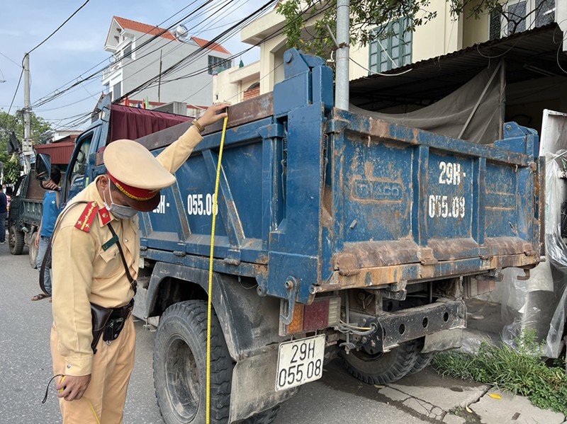 Cán bộ Đội CSGT số 8 kiểm tra xử lý xe ô tô cơi nới thùng, chở quá tải trọng