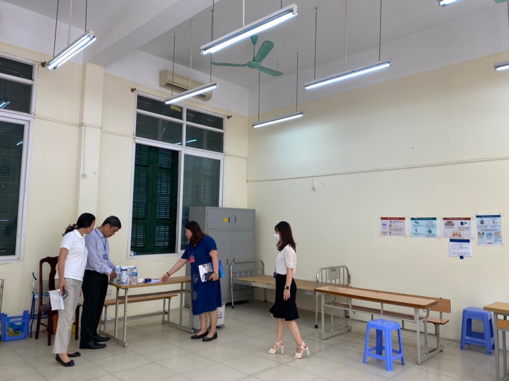 Đoàn kiểm tra của Ban Chỉ đạo thi tốt nghiệp THPT quận Ba Đình năm 2022 đi kiểm tra công tác chuẩn bị tổ chức kỳ thi t