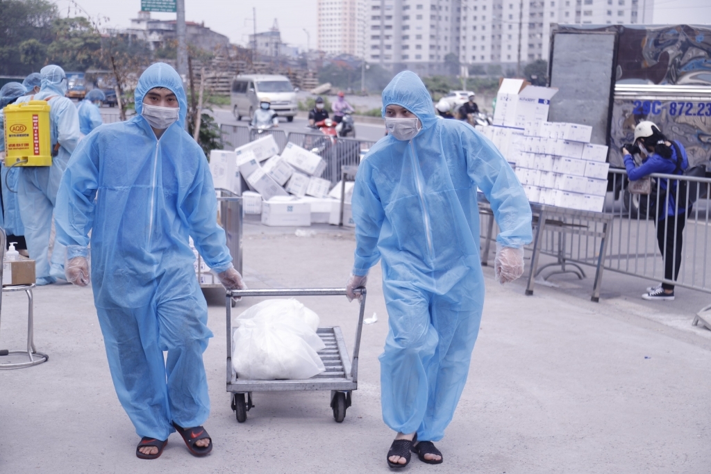 Hơn 500 ngày qua, dịch Covid-19 với những diễn biến ngày càng phức tạp, chúng ta phải chiến đấu với loại virus được ví như “kẻ thù nguy hiểm giấu mặt, liên tục biến hóa, tàng hình” và tạm thời chưa có thuốc chữa. Nhân dân càng hiểu, trân trọng, biết ơn sự hy sinh của tất cả các anh chị em trên tuyến đầu, nhất là đội ngũ cán bộ y tế. Những cống hiến đó đã tạo nên bức tranh đẹp lan tỏa sâu rộng trong cuộc chiến chống dịch với những sắc màu của giá trị nhân văn, đức hy sinh, sự sẻ chia và tình đoàn kết toàn dân tộc.  Hơn 500 ngày qua, dịch Covid-19 diễn biến rất phức tạp, khó lường, gây ra nhiều khó khăn, gian khổ, nhưng không làm giảm tinh thần vì cộng đồng của lực lượng tuyến đầu chống dịch. Tôi cảm nhận được tinh thần của những phong trào “Ba sẵn sàng”, “Ba đảm đang”, “Năm xung phong”… của những năm xưa như càng lan tỏa mạnh mẽ hơn trong lực lượng tuyến đầu chống dịch. Các anh, các chị “sẵn sàng đi bất cứ nơi đâu, làm bất cứ việc gì khi nhân dân và Tổ quốc cần”.  Những ngày qua, cán bộ y tế trong bộ quần áo bảo hộ giữa mùa hè đổ lửa, đêm quên ngủ, ngày quên ăn, tận tâm, tận lực với công việc, thậm chí nhiều anh chị em không có cơ hội gặp được người thân lần cuối do đang phải thực hiện nhiệm vụ.  Những “anh Bộ đội Cụ Hồ”, những “chiến sỹ Công an nhân dân” không sợ hy sinh gian khổ, nhiều tháng không về nhà do phải canh gác nơi biên giới, phục vụ, chăm lo, hướng dẫn, giữ gìn an ninh trật tự cho Nhân dân trong vùng dịch, canh chốt trong các khu cách ly, bảo đảm an toàn chống dịch…