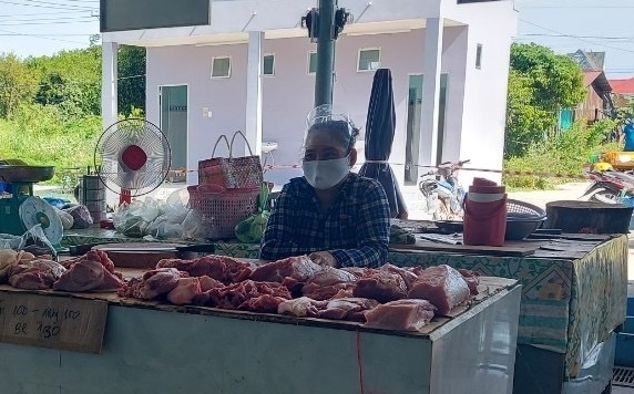 Giá bán thịt lợn ngoài chợ vẫn đắt dù lợn sống giảm mạnh