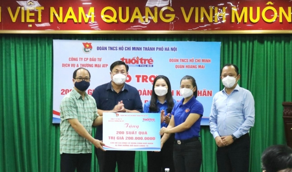 Các đồng chí lãnh đạo quận Hoàng Mai, Thành đoàn Hà Nội, báo Tuổi trẻ Thủ đô và Công ty Cổ phần đầu tư thương mại và dịch vụ ATP trao hỗ trợ cho 200 hộ gia đình có hoàn cảnh khó khăn trên địa bàn quận Hoàng Mai