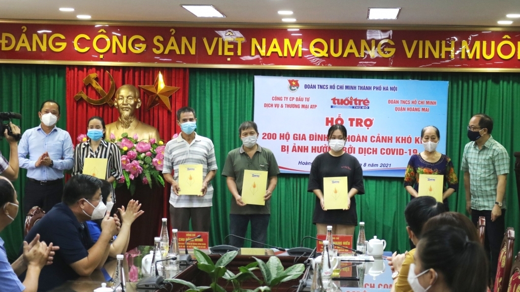 Đồng chí Nguyễn Mạnh Hưng, Tổng Biên tập báo Tuổi trẻ Thủ đô và đồng chí Lý Quốc Bảo, Tổng Giám đốc Công ty CP Đầu tư Dịch vụ và Thương mại ATP trao quà hỗ trợ cho các hộ gia đình có hoàn cảnh khó khăn trên địa bàn quận Hoàng Mai