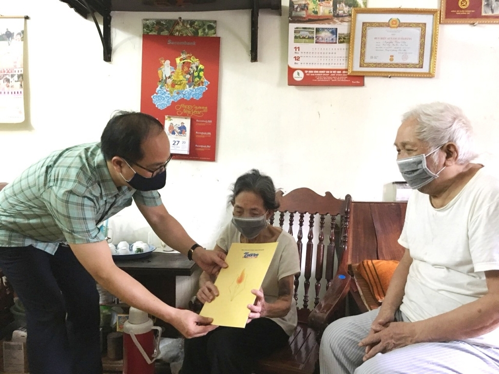 Đồng chí Nguyễn Mạnh Hưng, Tổng Biên tập báo Tuổi trẻ Thủ đô thăm hỏi, động viên gia đình ông Nguyễn Phiên Nam và bà Nguyễn Thu Hương
