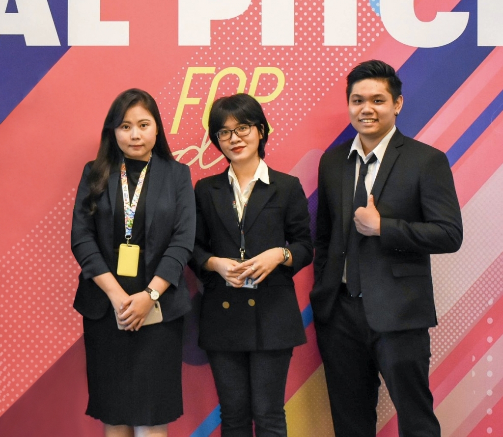 Nhóm ba sinh viên Khoa Kinh doanh và Quản trị, Đại học RMIT (từ trái sang: Lạc Tú Châu, Lê Khắc Yến Nhi và Hà Tuấn Nghiệp) đã sáng lập một cổng điện tử đưa nông sản Việt đến gần với người mua trong nước và quốc tế hơn