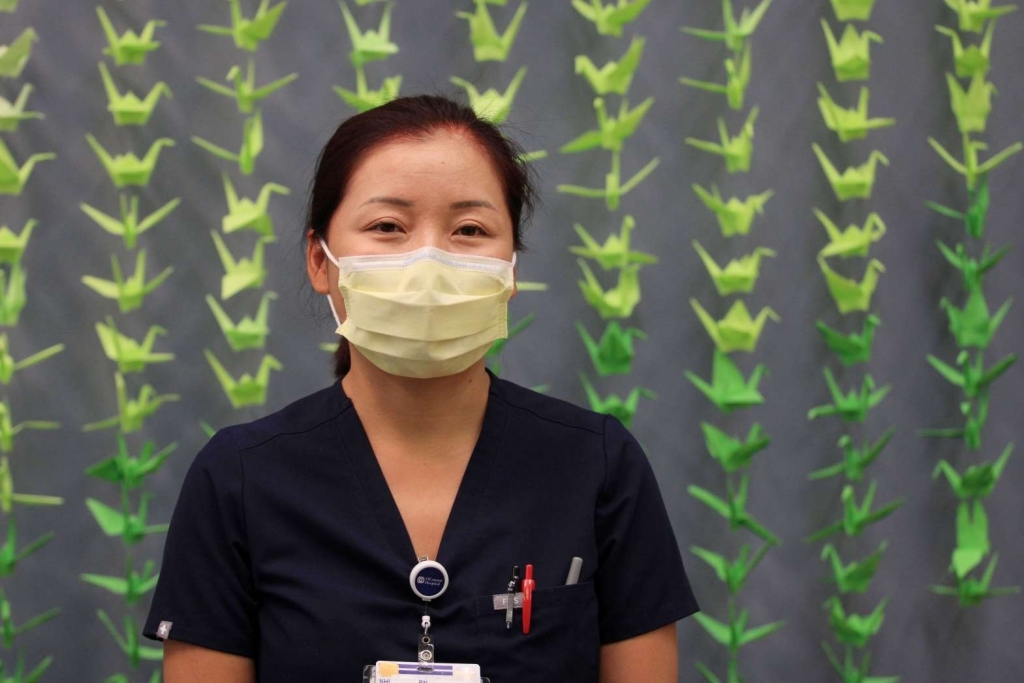 Y tá Nhi Duong tại bệnh viện O’Connor hồi tháng 7/2021 (Ảnh: (Jasmine Nguyen/Mosaic)