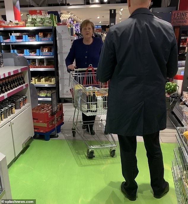 Bà Merkel được bắt gặp đi siêu thị (Ảnh: Dailymail)