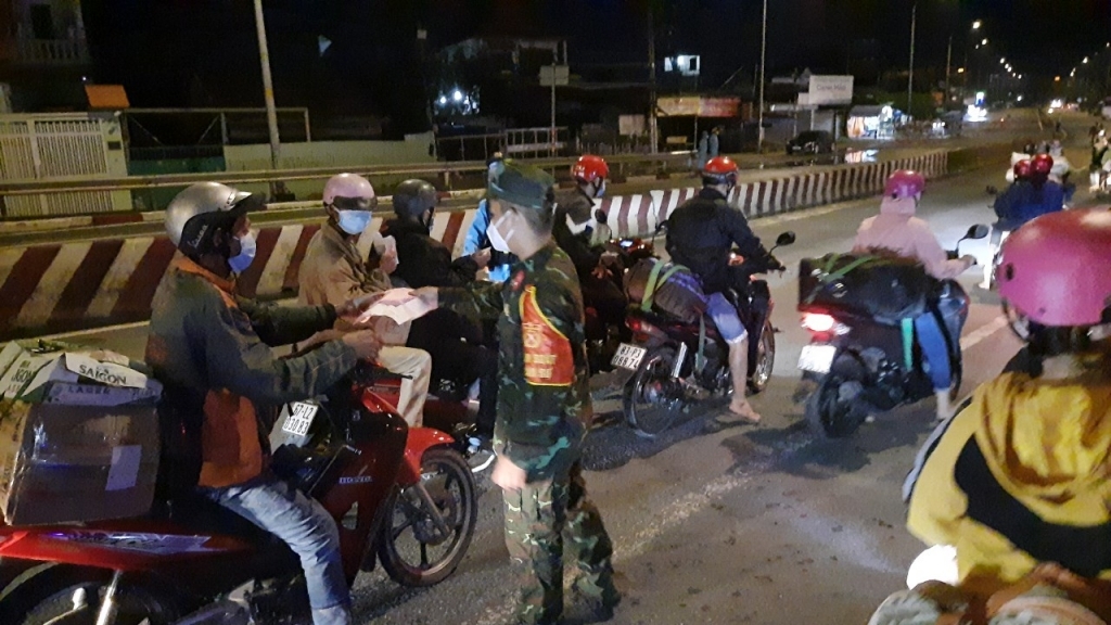 Người dân về quê được lực lượng kiểm soát của 2 địa phương tỉnh Bình Dương và TP HCM yêu cầu giấy tiêm ngừa vắc xin và phiếu xét nghiệm âm tính trước khi vào địa bàn