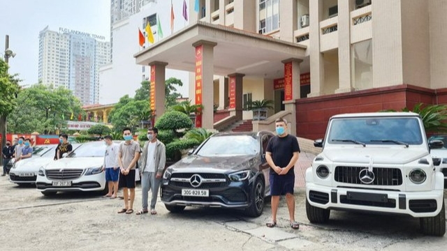 Nhóm đối tượng bị bắt giữ cùng hàng chục chiếc xe sang