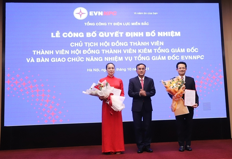 Chủ tịch HĐTV EVN Dương Quang Thành trao quyết định cho bà Đỗ Nguyệt Ánh và ông Nguyễn Đức Thiện