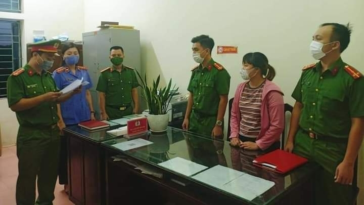 Đối tượng Cao Thị Hoài tại thời điểm bị cơ quan điều tra tống đạt quyết định khởi tố, bắt giữ (Ảnh: Công an tỉnh Nam Định)