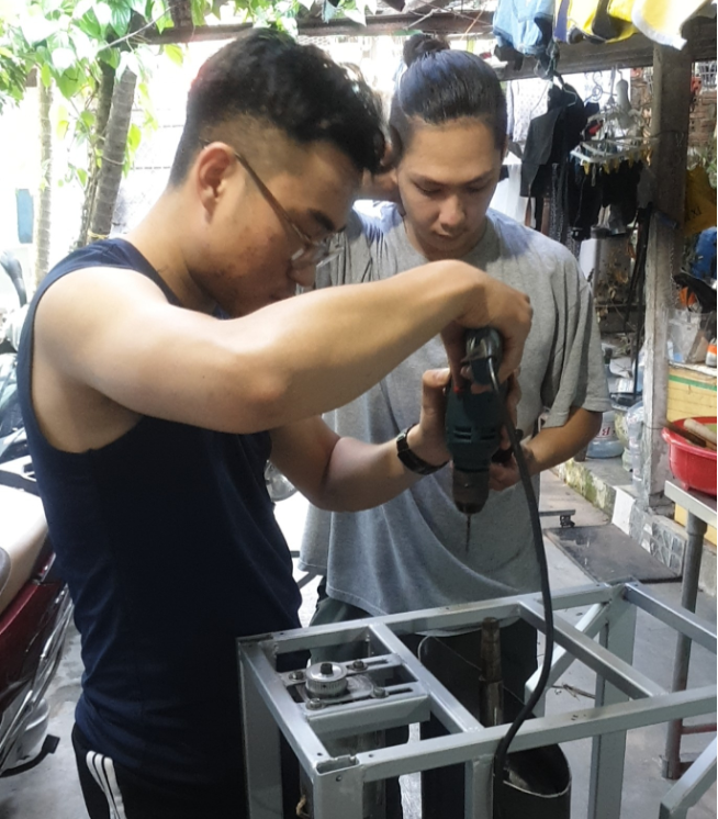 Các bạn trẻ lắp ráp máy chế biến thực phẩm thừa (Ảnh tư liệu) Các bạn trẻ lắp ráp máy chế biến thực phẩm thừa (Ảnh tư liệu)