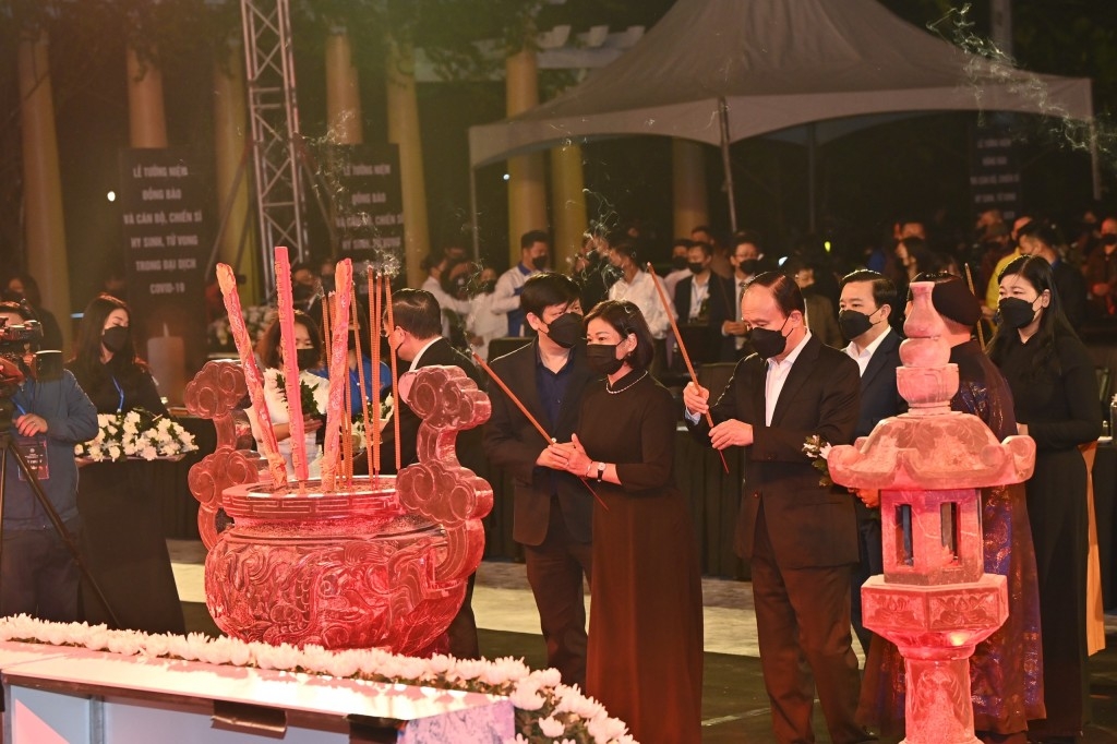 Tưởng niệm hơn 23.000 đồng bào và cán bộ, chiến sĩ hy sinh, tử vong trong đại dịch