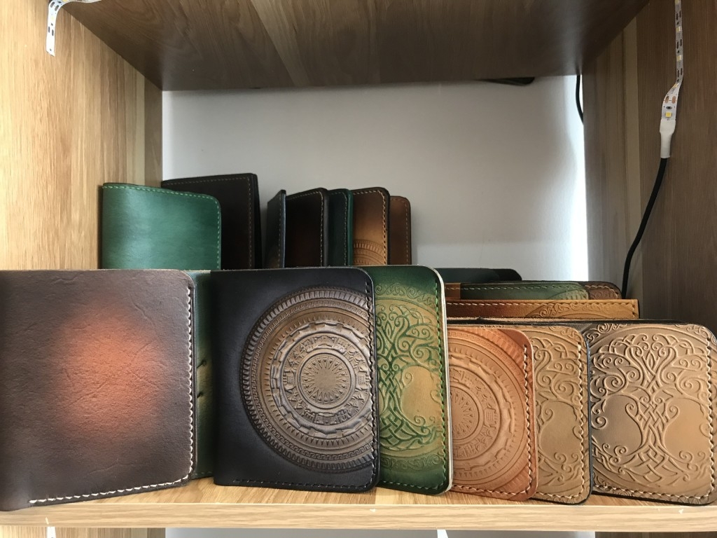 Mẫu ví bán chạy nhất tại cửa hàng được làm thủ công có hoa văn hình trống đồng (Ảnh Đ.Minh)