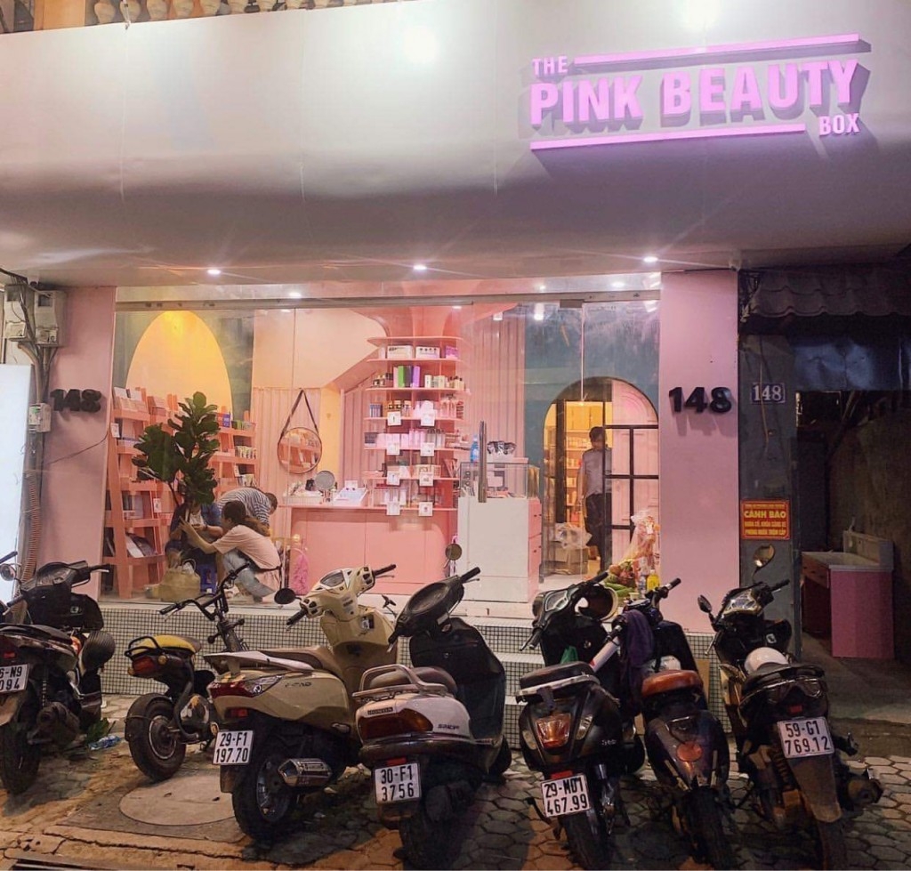 Khi đến với Pink Plus Cosmetic khách hàng như lọt vào mê cung các sản phẩm làm đẹp từ các loại mỹ phẩm, trang điểm, các loại son, các sản phẩm hỗ trợ làm đẹp