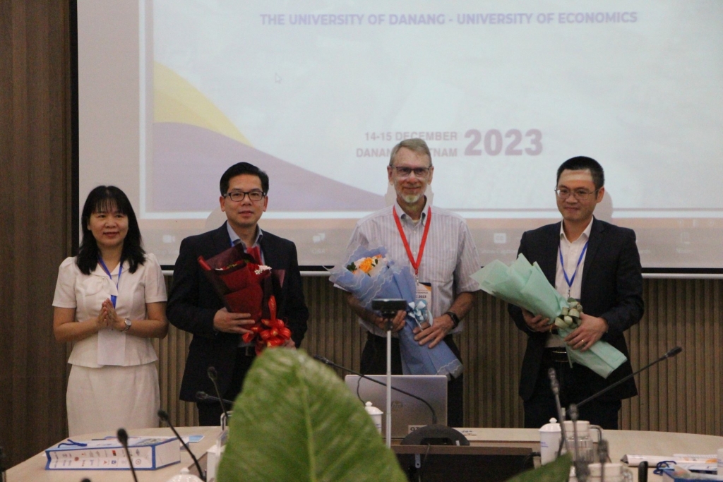 Trường đại học Kinh tế Đà Nẵng tặng hoa cảm ơn các diễn giả 