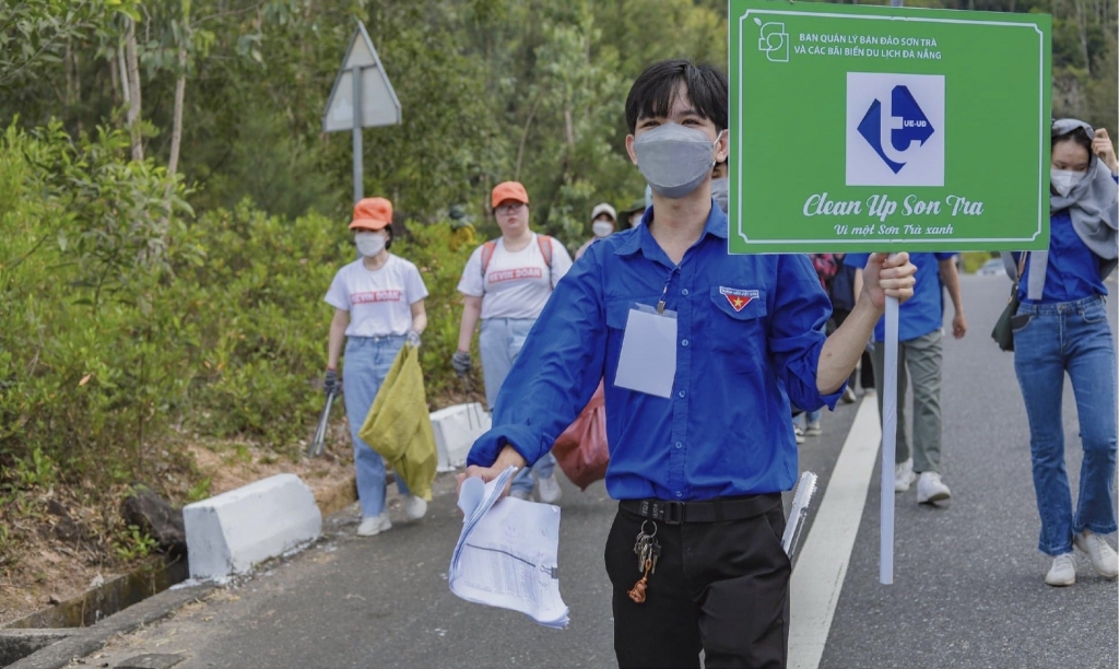 Trường đại học Kinh tế Đà Nẵng thường xuyên phối hợp với các đơn vị tổ chức hoạt động bảo vệ môi trường, chống biến đổi khí hậu 