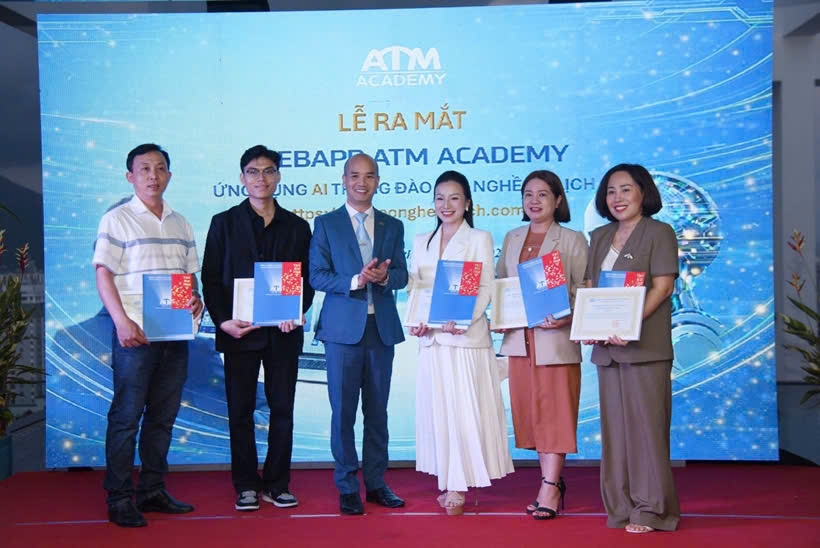 Lãnh đạo Công ty TNHH Phát triển Công nghệ ATM khen thưởng các cá nhân xuất sắc có công đặt nền móng và phát triển hệ thống ATM Academy
