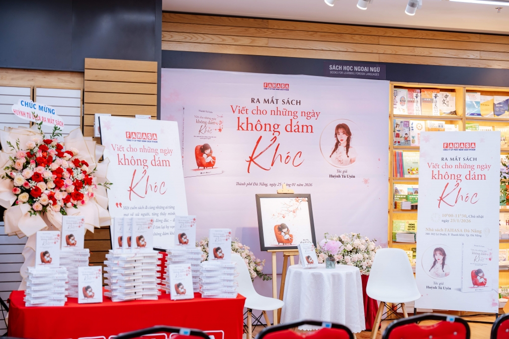 “Viết cho những ngày không dám khóc” là tập tản văn - tự truyện đầu tay của Huỳnh Tú Uyên